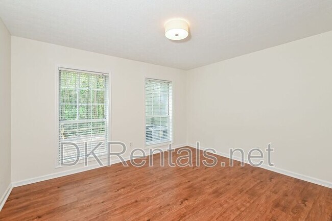 Building Photo - 201 Lenox Way NE