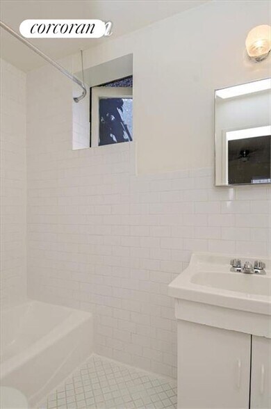 Building Photo - 212 W 16th St