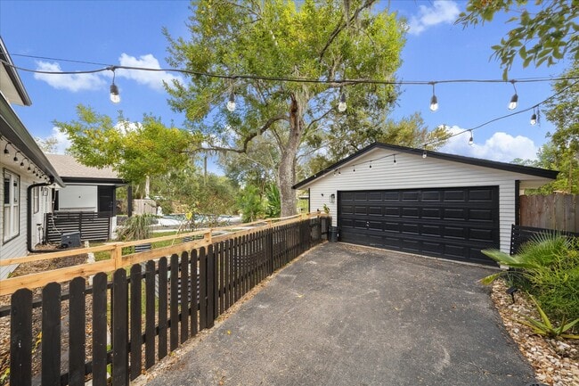 Building Photo - 205 W Bayou Dr