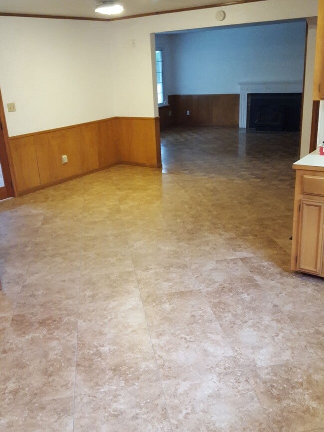 Building Photo - University Place 2bd 2bth, with bonus/office, $2,995 includes yard care and utilities other than ...