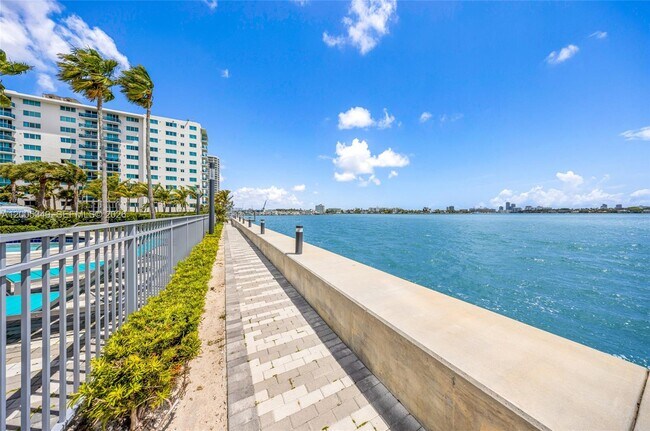 Building Photo - 7501 E Treasure Dr