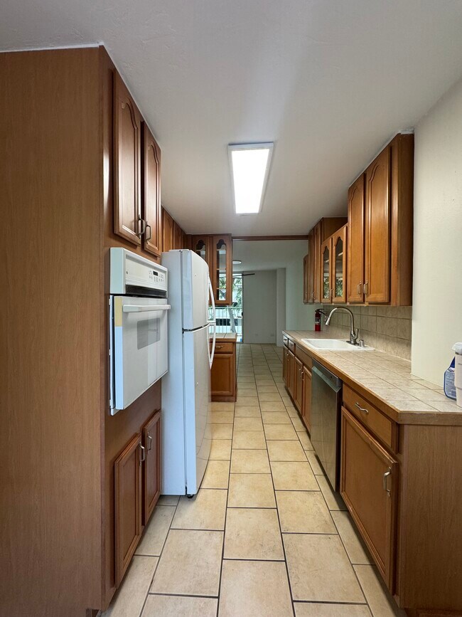 Building Photo - 2355 Ala Wai Blvd