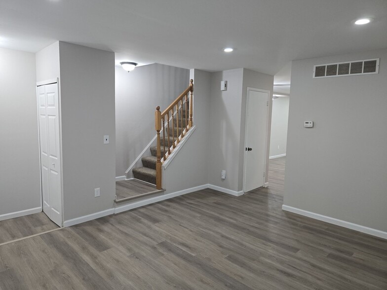 Building Photo - 38177 Jamestown Dr