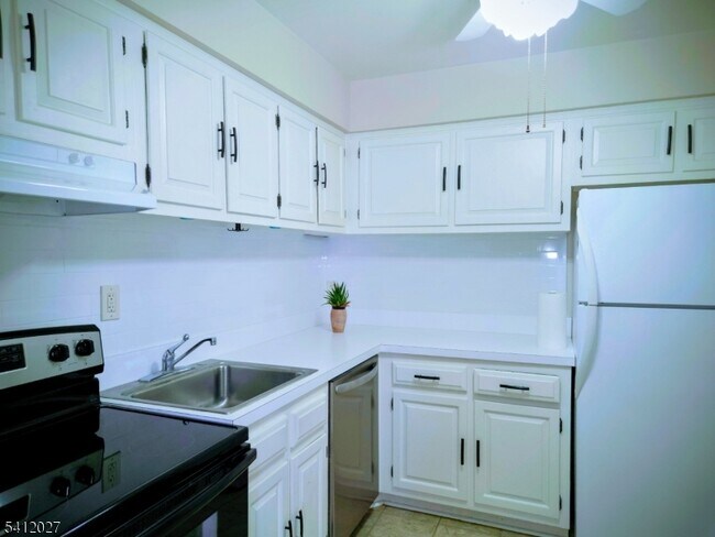 Building Photo - 15 Cottage St