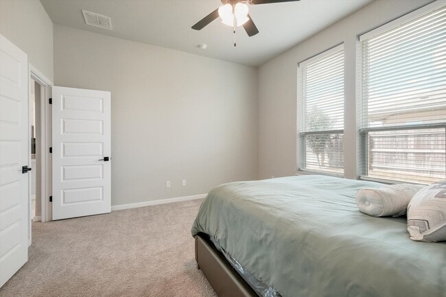 Building Photo - Bright & Charming Fantine Fields Home