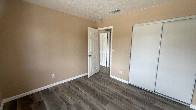 Building Photo - Two Bedroom One Bathroom Apartment in San Bernardino!