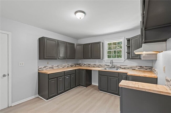 Building Photo - 12925 Bonnievale Dr N