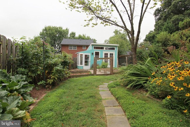 Building Photo - 1421 Mayflower Dr