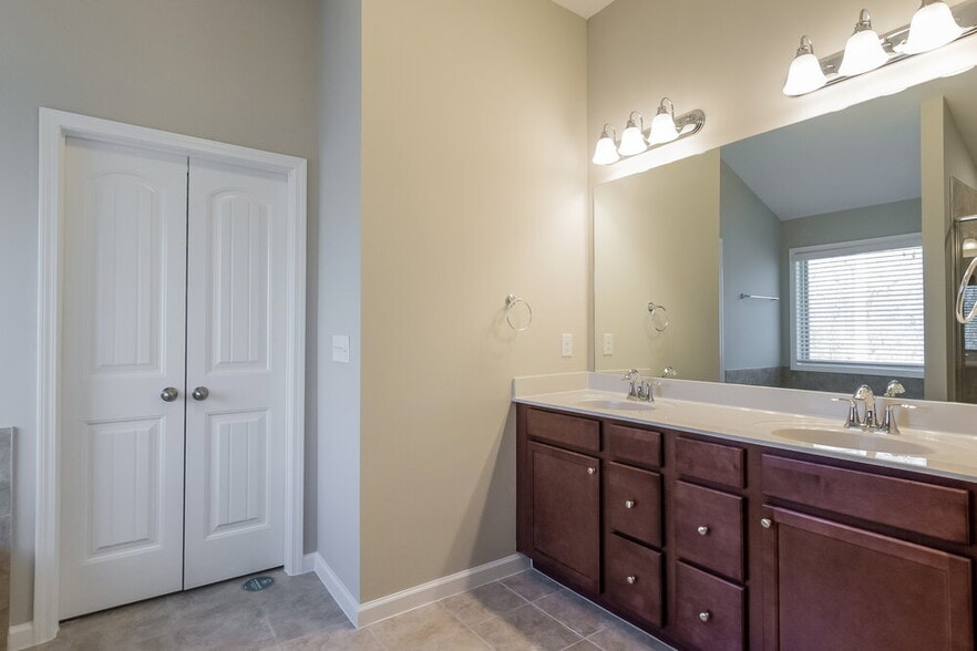 Building Photo - 345 Lenore Ct