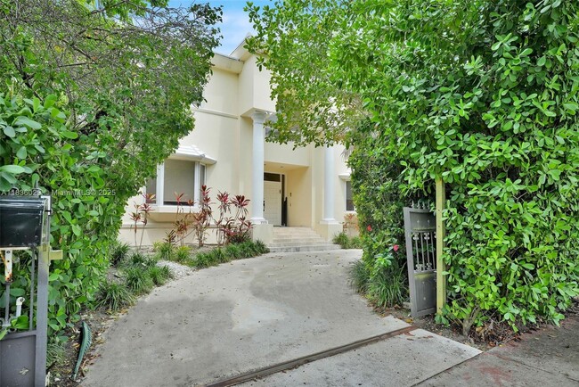 Building Photo - 5555 La Gorce Dr