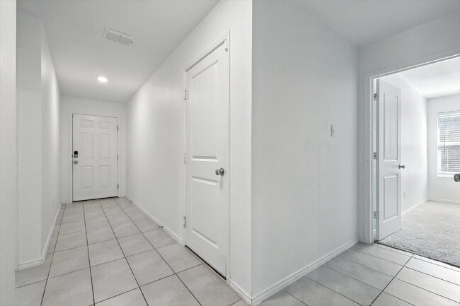 Building Photo - 1-story, 3 Bedrooms, 2 Bathrooms. Master's bedroom with ensuite bathroom and roomy walk-in closet