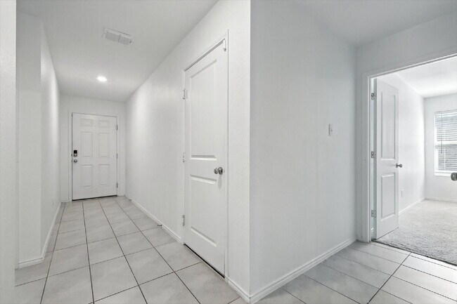 Building Photo - 1-story, 3 Bedrooms, 2 Bathrooms. Master's...