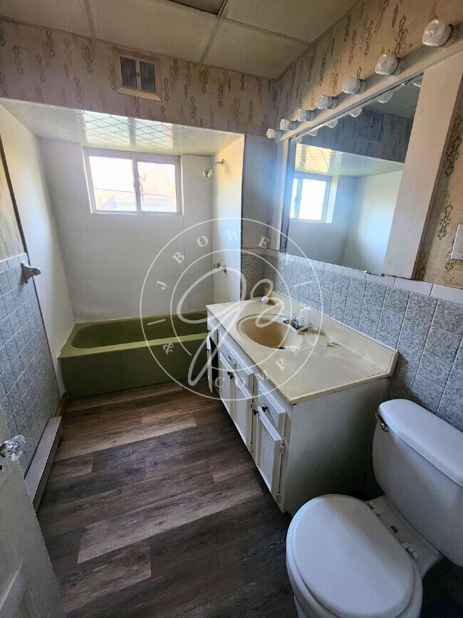 Building Photo - 2nd floor 2 bed- Spacious with full 3 seas...