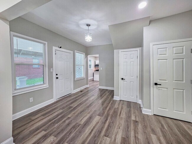 Building Photo - Beautifully Renovated 4 Bedroom Home in th...