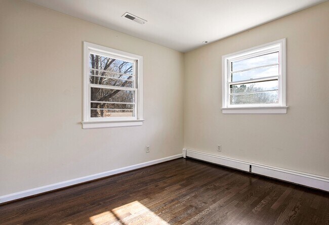 Building Photo - Spacious 3 Bed 2 Bath Rancher Available NOW