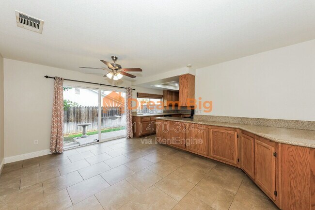 Building Photo - 2877 Sandberg St