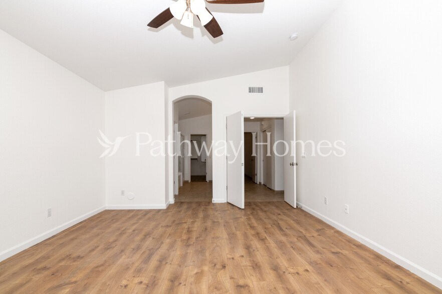 Building Photo - 520 W Musket Pl