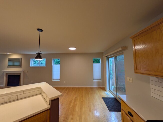 Building Photo - 3 bed / 3 bath House in Deforest!