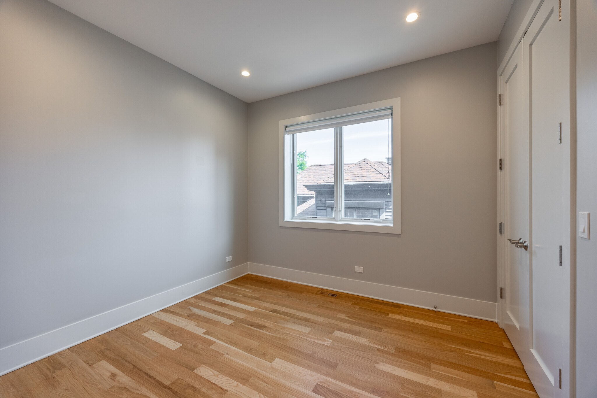 Building Photo - 4139 N Kenmore Ave