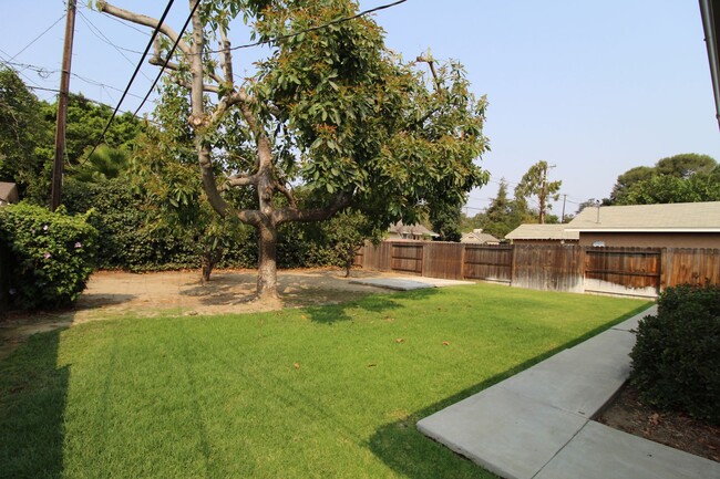 Building Photo - Quaint Santa Paula Home