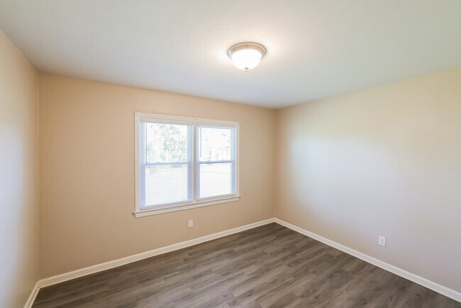 Building Photo - Spacious 3-Bedroom Tuscaloosa Home with Garage