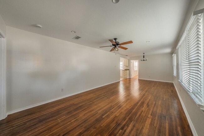 Building Photo - 3-Bedroom in Westworth Village!