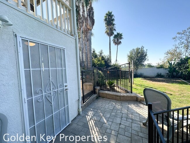 Building Photo - Spacious attached FURNISHED studio on private setting in Vista!