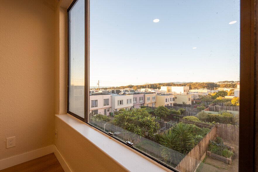 Building Photo - 3320 Judah St