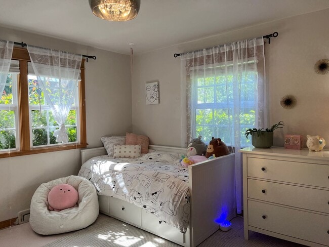 Building Photo - Beautiful custom 3 bedroom 2 bath house in...