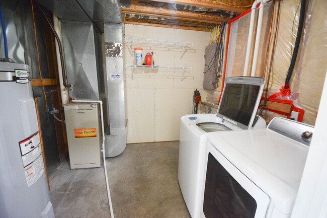 Building Photo - Recently Renovated 4 Bed, 2 Bath Home for ...