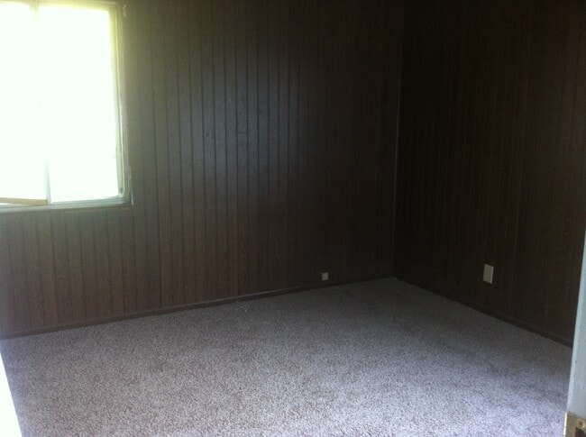 Building Photo - Very nice 3bed/1bath south side home w/ garage & fenced in back yard