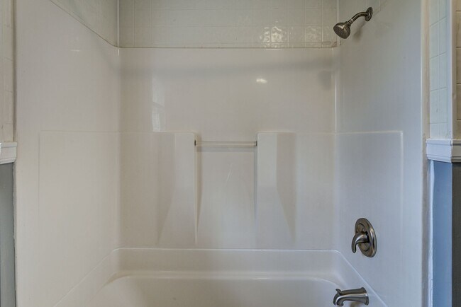 Building Photo - Newly Renovated 3 Bedroom Rental in Johnson City