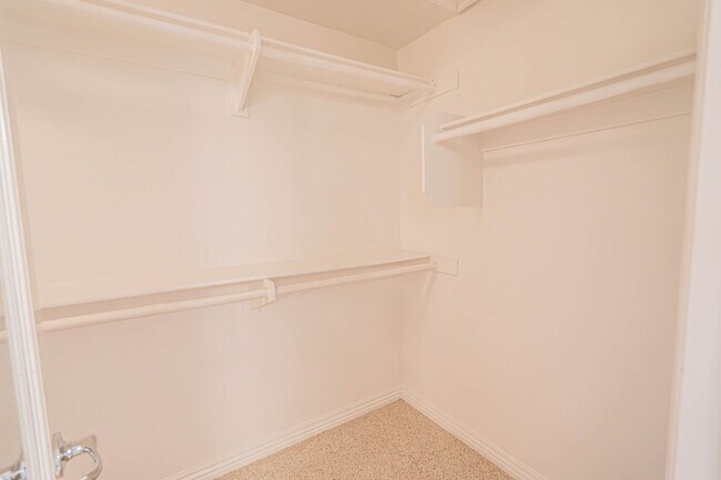 Building Photo - Bella Ventana 3 Bedroom Rental Home in Valencia!