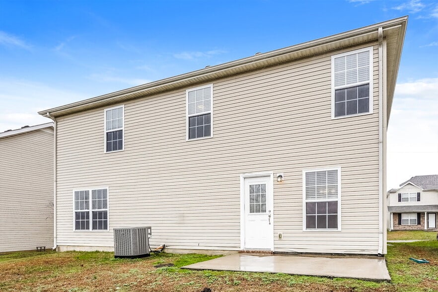 Building Photo - 221 Quiet Ln