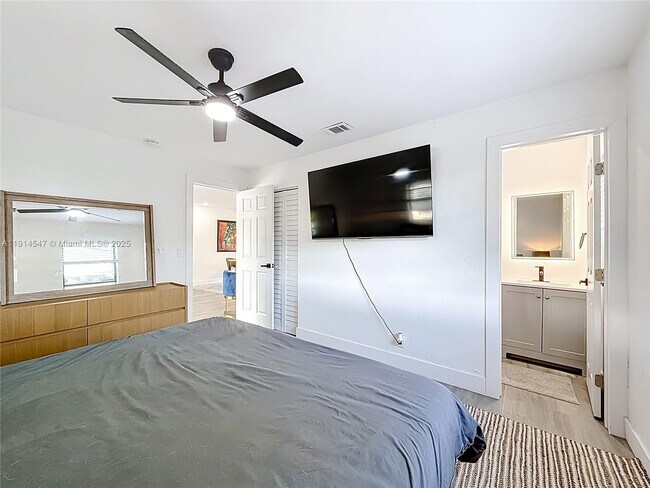 Building Photo - 600 N 66 Terrace