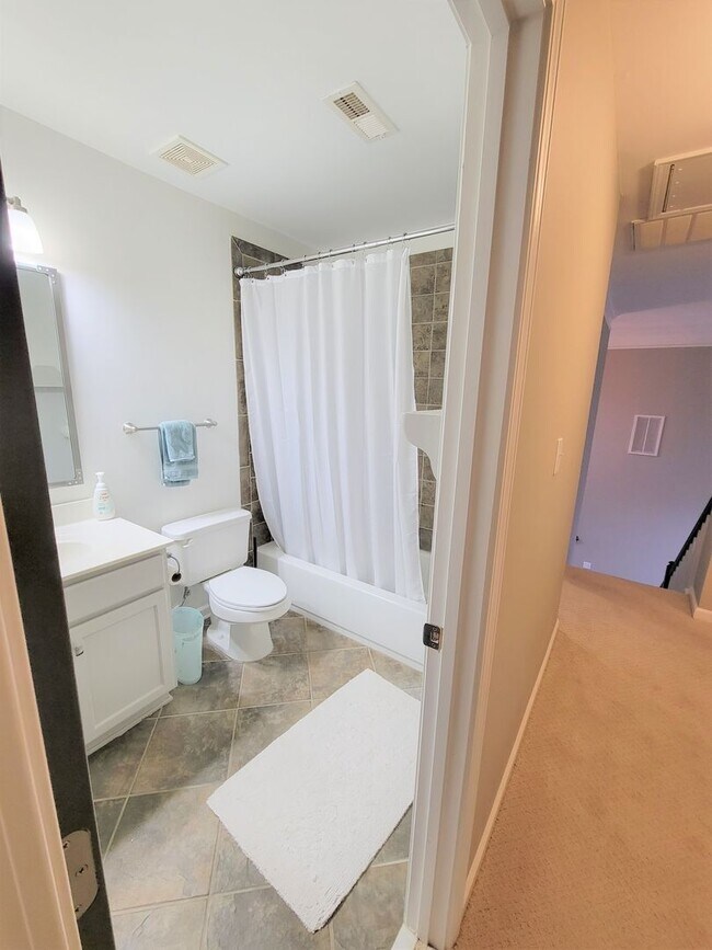 Building Photo - Stunning Willoughby Park Home