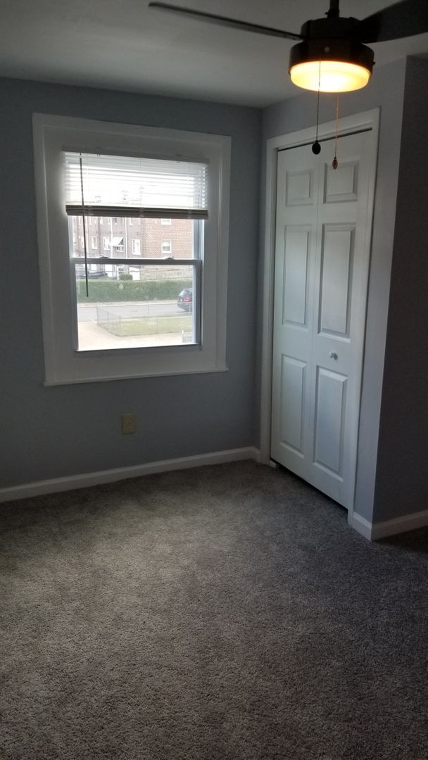 Building Photo - Gorgeous Home - Holmesburg