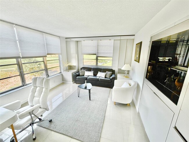 Building Photo - 3051 S Palm Aire Dr