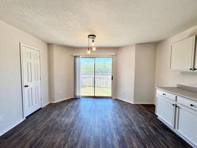 Building Photo - Beautiful 2 Story Home!