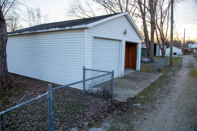 Building Photo - 631 Elm St