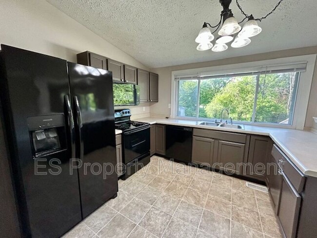 Building Photo - 1180 Standish Dr