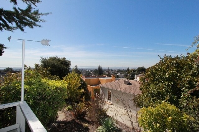 Building Photo - 4 Bedroom Mid-Century Oakmore Property With View of Bay