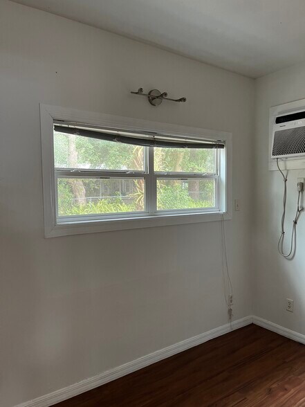 Building Photo - 920 NE 5th Ave