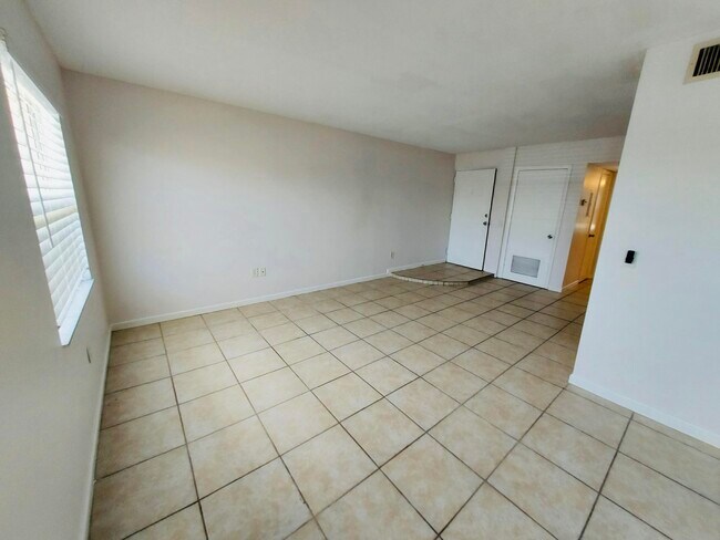 Building Photo - 837 Hickory St