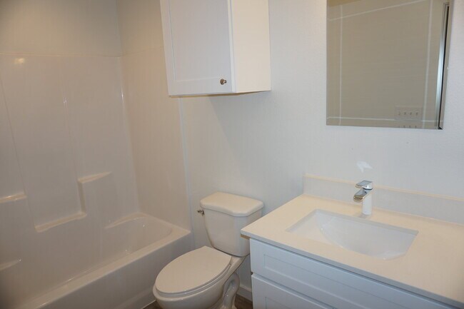 Building Photo - Beautiful Modern 3/3 Townhome in North Lub...