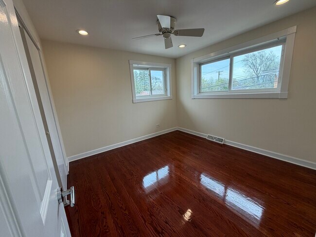 Building Photo - 140 E Northwest Hwy