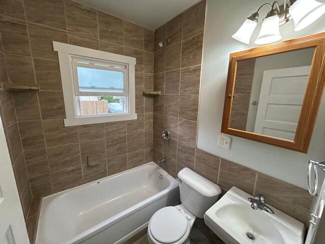 Building Photo - 2bed/1bath Single Family Home For Rent in ...