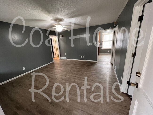 Building Photo - North East Side Home