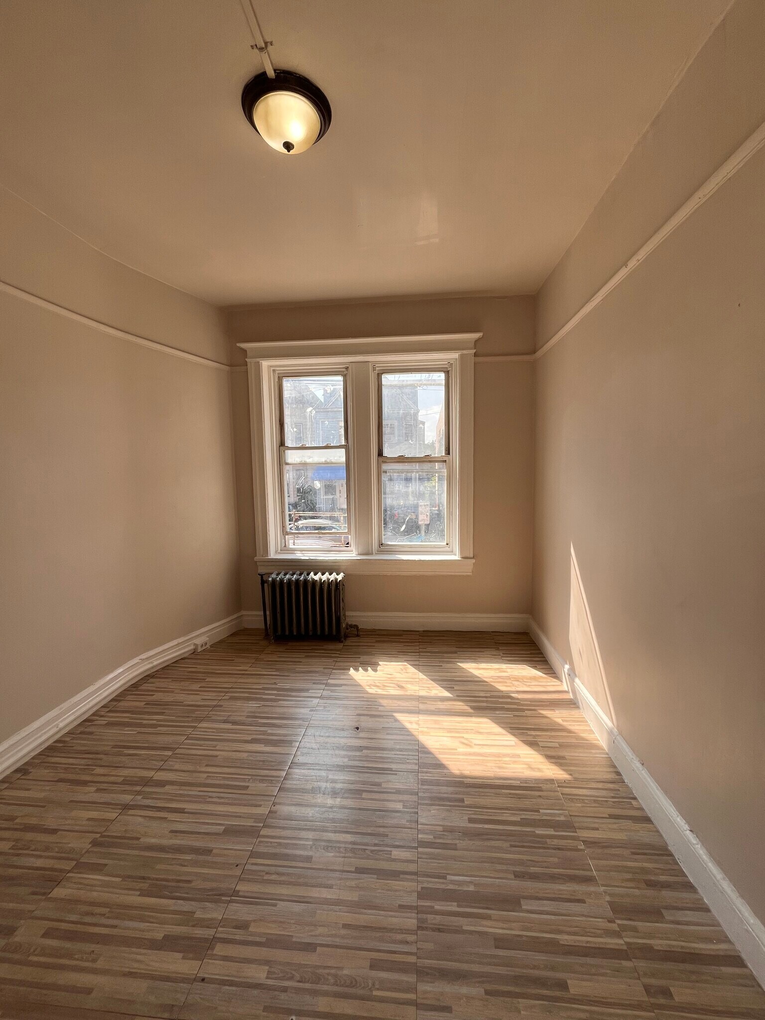Building Photo - 104 Romaine Ave