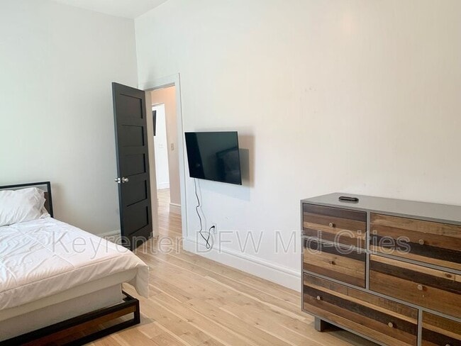 Building Photo - 1512 W Twelfth St